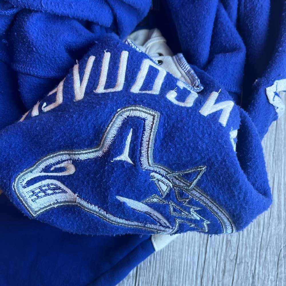 Vancouver Canucks Men’s Embroidered‎ Hoodie Size Small - Picture 3 of 9